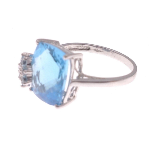 5 - A 375 stamped white gold ring with large rectangular cut aquamarine (12mm x 8mm), size N/O gross wei... 