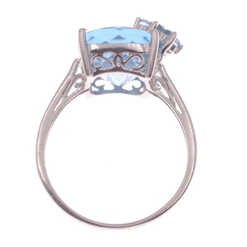 5 - A 375 stamped white gold ring with large rectangular cut aquamarine (12mm x 8mm), size N/O gross wei... 