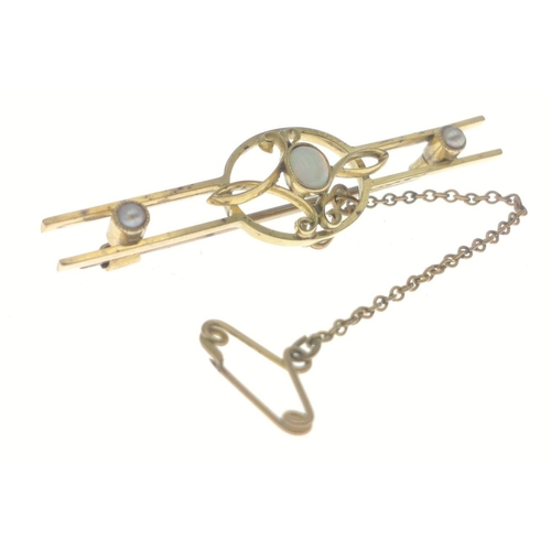 8 - 15ct stamped bar brooch with two seed pearls and a central small opal. Total gross weight 4.58g appr... 