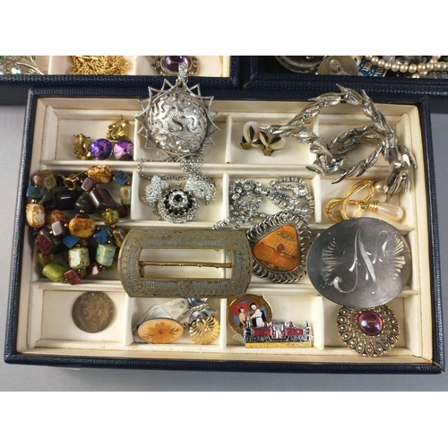 80 - Three smallish trays of costume jewellery to include brooches, necklaces etc#87