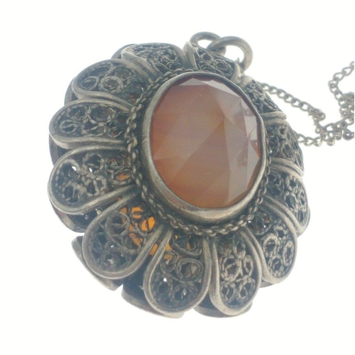 28J - A two-sided pendant set with an agate 1.5g long set in a filigree surround, length 3cm, with a chain... 