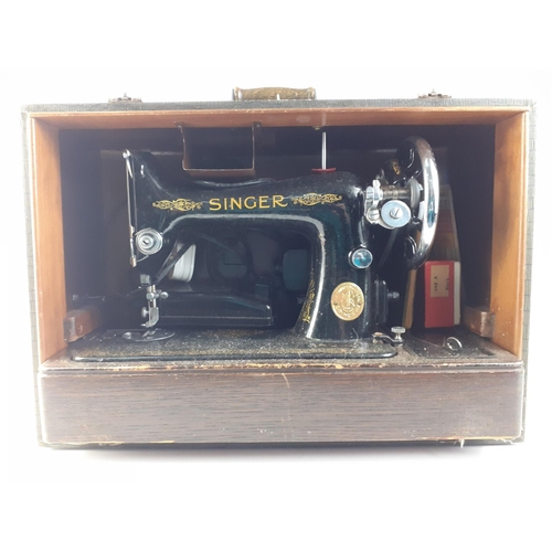 345 - Cased SINGER sewing machine with lovely gilt lettering. Plaque on front with EE438436 dating it to 1... 