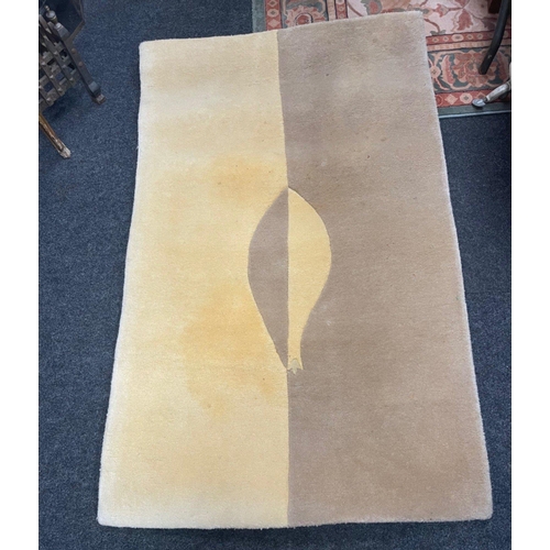 398 - A nice modern thick pile fireside rug with an unusual central 'fish-shaped' pattern - in cream and c... 