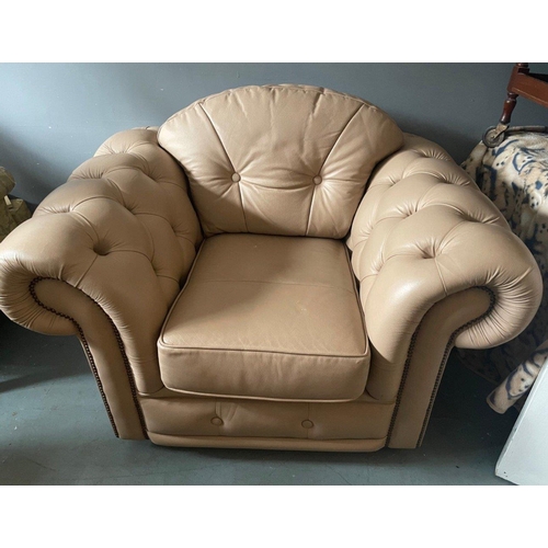 413A - A NICE QUALITY DEEP BUTTONED three piece suite in light brown/beige to include a three piece sofa an... 