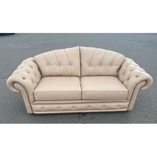 413A - A NICE QUALITY DEEP BUTTONED three piece suite in light brown/beige to include a three piece sofa an... 