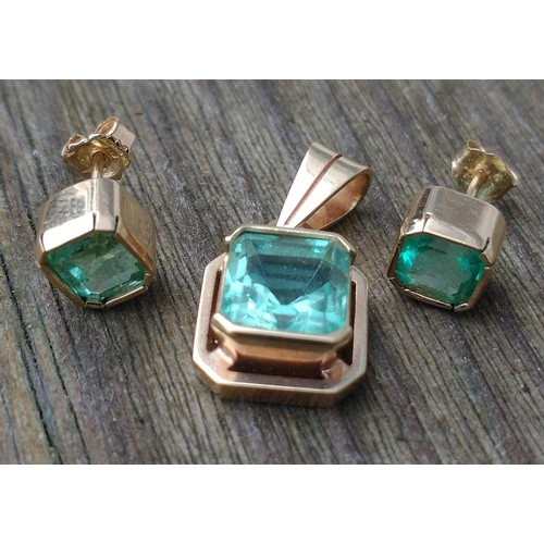 19A - A striking Emerald pendant and pair of matching Emerald ear rings in 18ct gold mounts.  With older v... 