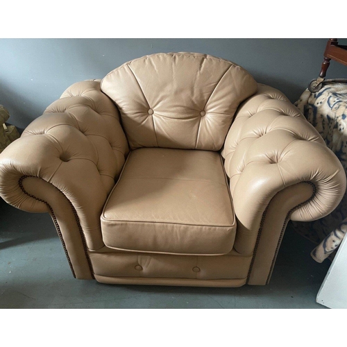 327 - A NICE QUALITY DEEP BUTTONED three piece suite in light brown/beige to include a three piece sofa an... 