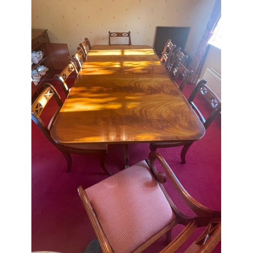 342 - A nice period copy extending dining table with eight chairs and two carvers in lovely condition! - t... 