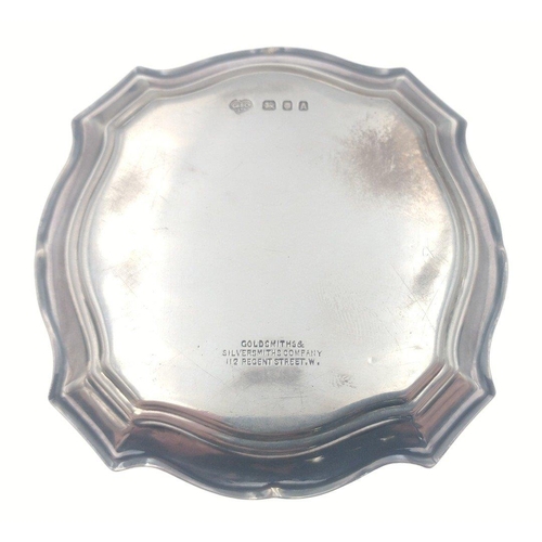 89 - A small silver tray with crown centre.  Maker's stamp GS& Co. London 1936, diameter 8cm, weight ... 