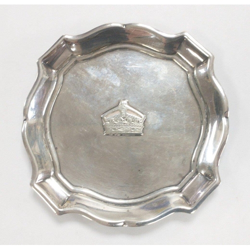 89 - A small silver tray with crown centre.  Maker's stamp GS& Co. London 1936, diameter 8cm, weight ... 