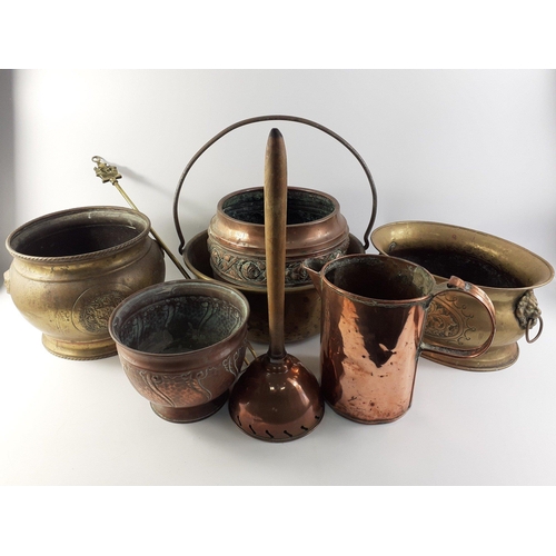 142 - ANTIQUE - An interesting collection of metalware to include a large jam pan, three planters, an old ... 