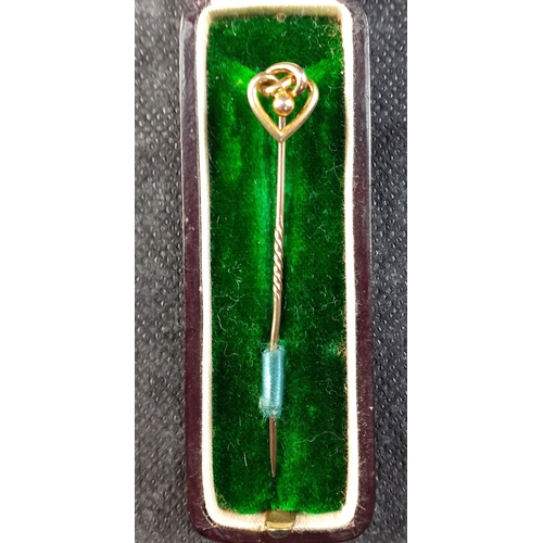 19 - A 9ct marked gold tie stick pin with twisted heart in lovely Edinburgh jeweller's box, gross weight ... 