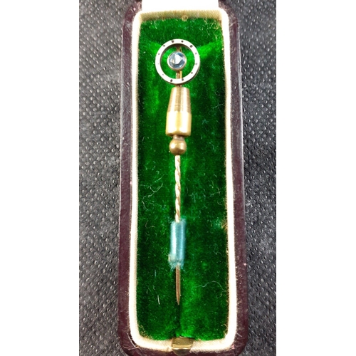 19 - A 9ct marked gold tie stick pin with twisted heart in lovely Edinburgh jeweller's box, gross weight ... 