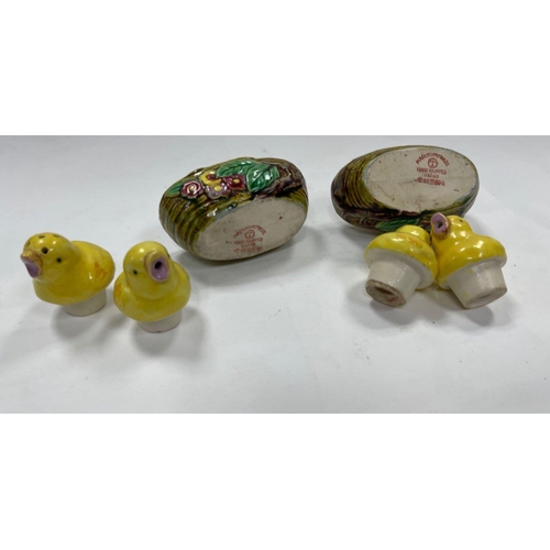 328 - Chirpy, chirpy cheep cheep -A pair of MARAMUTOMO ware hand-painted condiment sets of small chicks in... 