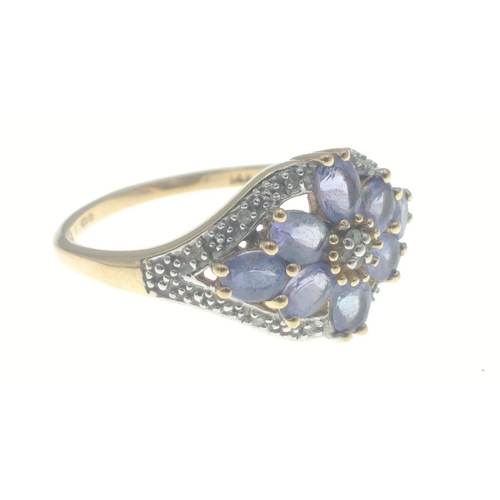 4 - A 14K stamped 585 gold ring with a lovely cluster of eight lilac stones and diamond chips. Size Q gr... 