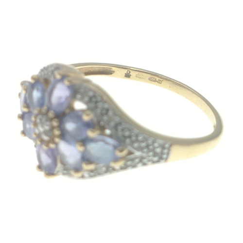 4 - A 14K stamped 585 gold ring with a lovely cluster of eight lilac stones and diamond chips. Size Q gr... 