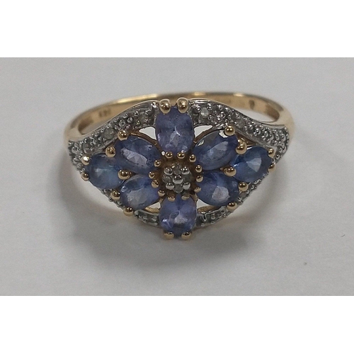 4 - A 14K stamped 585 gold ring with a lovely cluster of eight lilac stones and diamond chips. Size Q gr... 