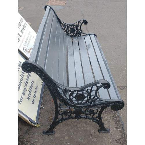 618 - A twin seat garden bench with cast iron ends.  115cm long and in good useable condition#622