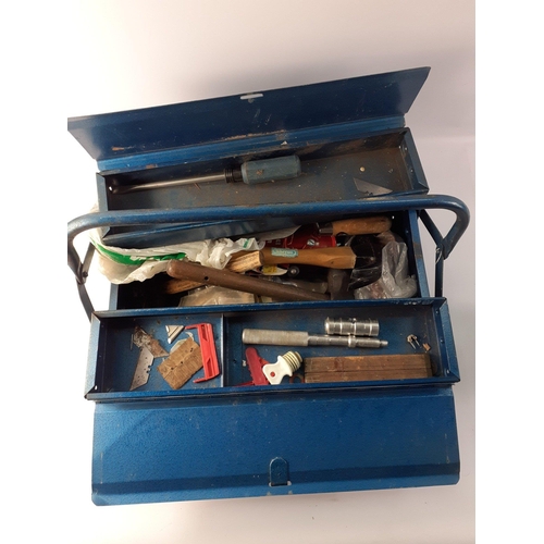 632 - A blue metal canti-levered tool box 43x23x18cm (exc. handle) complete with contents of various tools... 