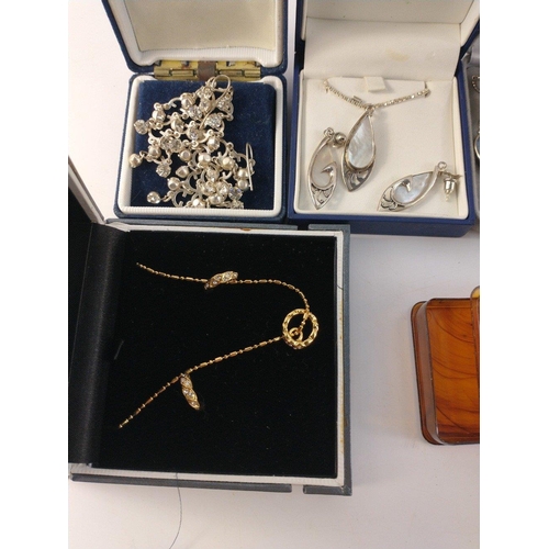 40 - A collection of quality boxed costume jewellery to include Wedgwood cameo earrings, necklaces, etc#4... 