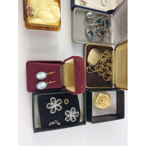 40 - A collection of quality boxed costume jewellery to include Wedgwood cameo earrings, necklaces, etc#4... 