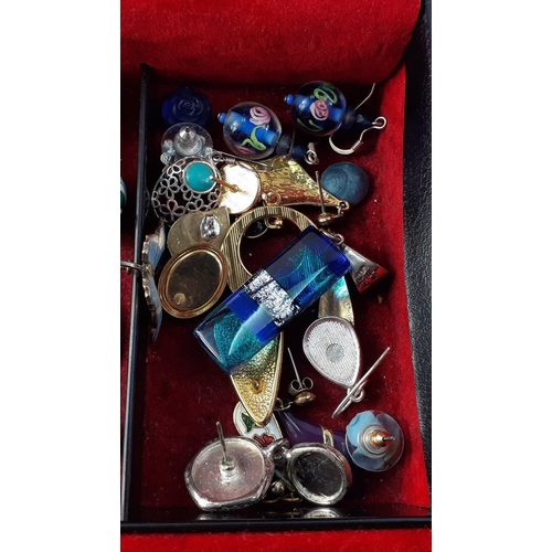 42 - A small jewellery box with a collection of earrings 20x14x5cm approx#42