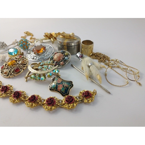 50 - A super little collection of good quality costume and unmarked jewellery to include Ptarmigan claw, ... 