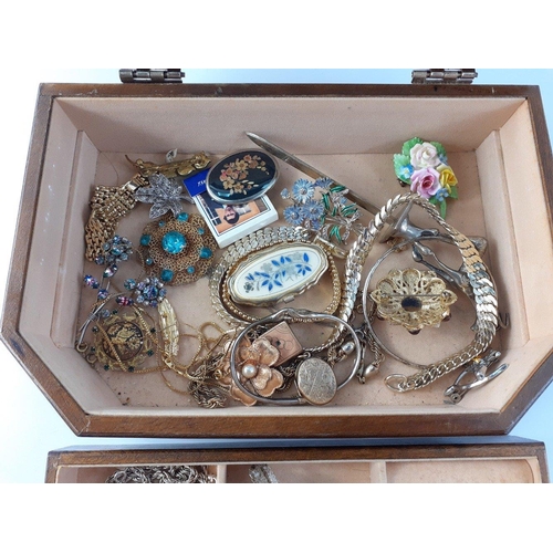 51 - A wooden jewellery box with glass lid 25x17x8cm approx with contents of costume jewellery#51