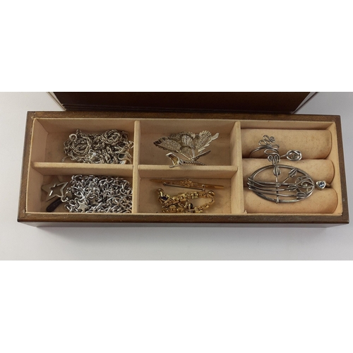 51 - A wooden jewellery box with glass lid 25x17x8cm approx with contents of costume jewellery#51