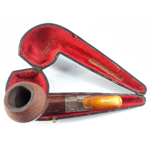 85 - A silver hallmarked mounted ARCADIA pipe in a case, some wear to mouthpiece.  Also includes a clay p... 