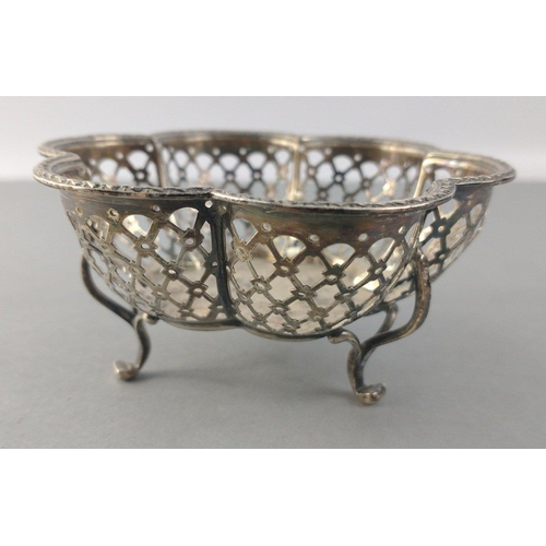 90 - A very pretty little fully hallmarked sterling silver basket. Hallmarks for Birmingham 1942, maker S... 