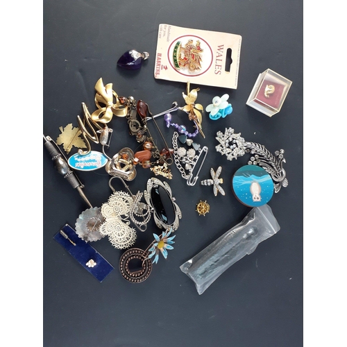 38 - A small collection of attractive costume jewellery items.  Some really interesting pieces.#4