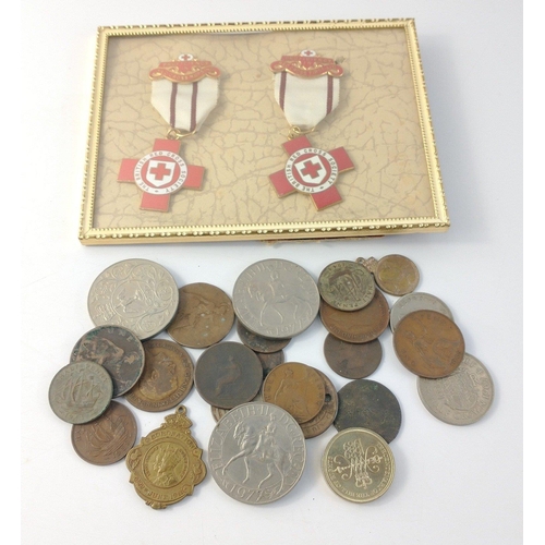 71 - A GEORGE V commemorative medallion with a quantity of old coinage to include Jubilee coins 1977 etc.... 