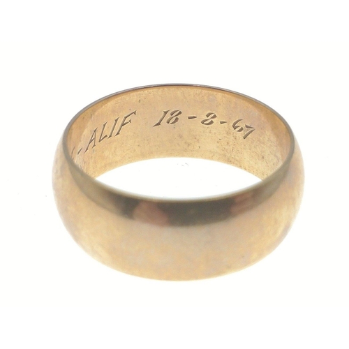 1 - A 375 stamped gents 9ct gold wedding band / ring with internal 1967 inscription. Size Q, weight 6g a... 
