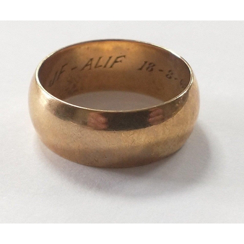 1 - A 375 stamped gents 9ct gold wedding band / ring with internal 1967 inscription. Size Q, weight 6g a... 