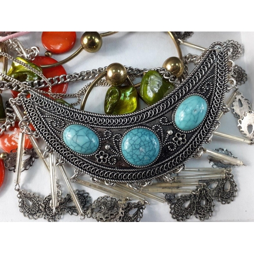 20 - A costume jewellery lot to include a small fabric covered travelling jewellery box 16x9x6cm complete... 