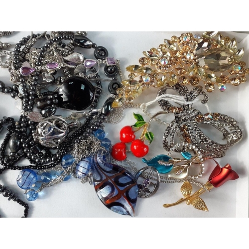 20 - A costume jewellery lot to include a small fabric covered travelling jewellery box 16x9x6cm complete... 