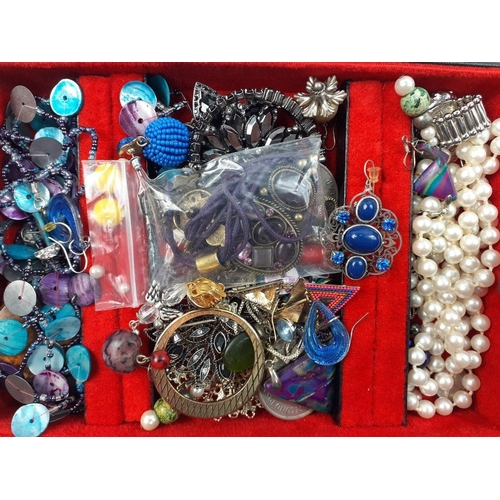 29 - A black jewellery box with lift-out shelf and contents of costume jewellery 24x17x7cm approx#30