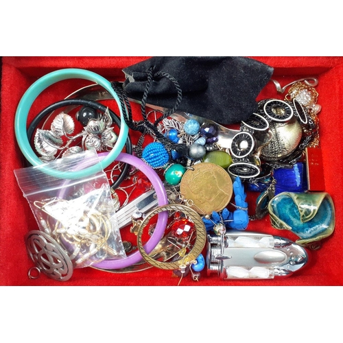 29 - A black jewellery box with lift-out shelf and contents of costume jewellery 24x17x7cm approx#30