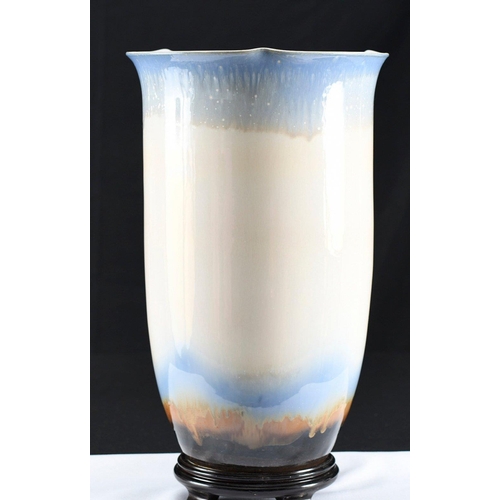 91 - A completely hand made porcelain Chinese art vase. This vase has some wonderful colour gradient in t... 