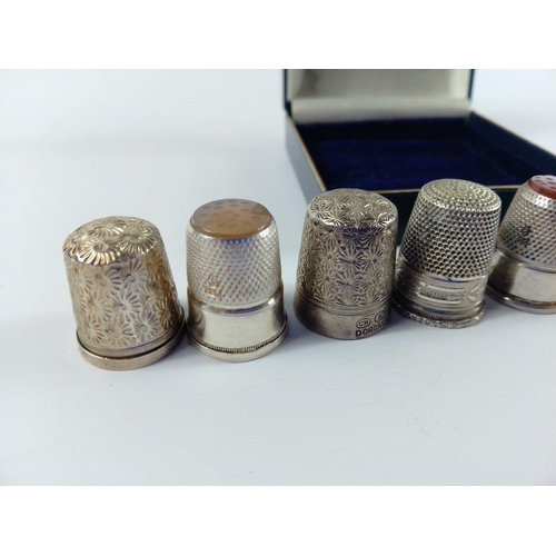 92 - Eight collectible thimbles. Six with hallmarks or silver stamps.(27.1g approx) and two others#13