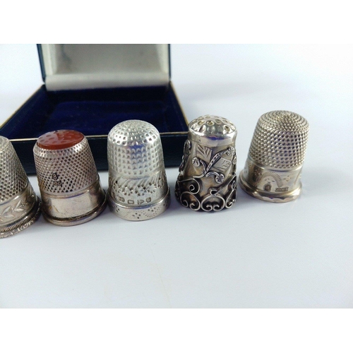 92 - Eight collectible thimbles. Six with hallmarks or silver stamps.(27.1g approx) and two others#13