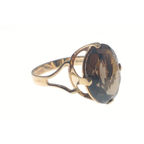 21 - A fully hallmarked 9ct gold ring with HB makers stamp.  A rather nice large smokey centre stone Size... 