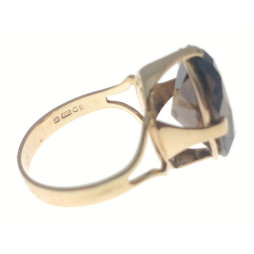 21 - A fully hallmarked 9ct gold ring with HB makers stamp.  A rather nice large smokey centre stone Size... 