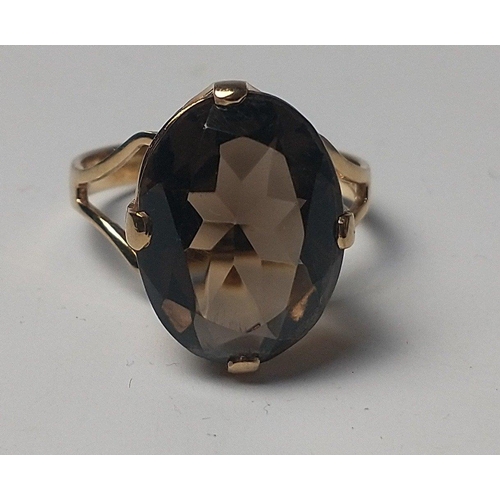 21 - A fully hallmarked 9ct gold ring with HB makers stamp.  A rather nice large smokey centre stone Size... 