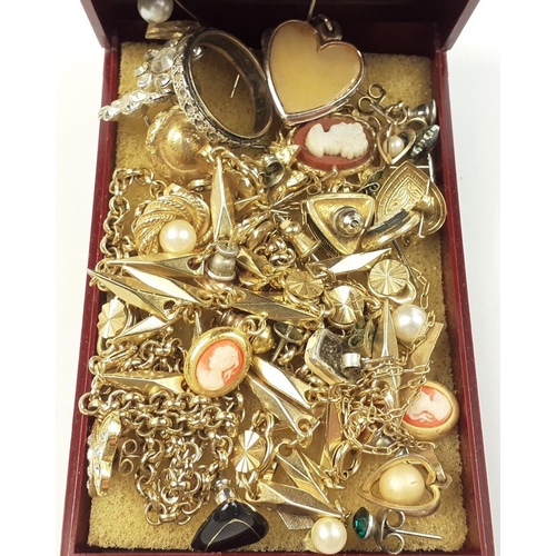 61 - A mixed lot of unmarked metal jewellery to include chain necklaces, earrings, lockets etc#63