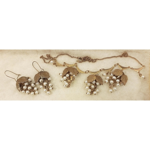 65 - A costume DELICIA faux pearl necklace within its original jeweller's presentation case with a fine u... 