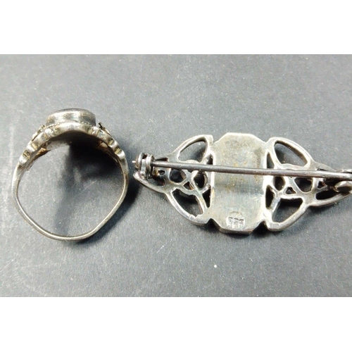 86 - A CELTIC KNOT brooch (40mm length), silver stamped 925 with onyx stone (18x10mm), gross weight 7.75g... 