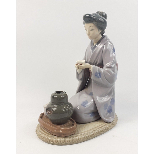 354 - A large LLADRO 'Tea in August', Moon Tea Ceremony' - model No. 5122, issue 1982/1983, standing 22cm ... 