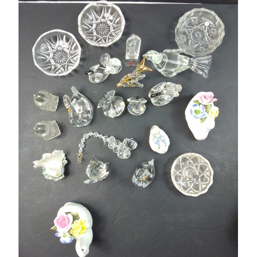 368 - A collection of glass ornaments to include a SWAROVSKI mouse, several swans, plus some additional ce... 